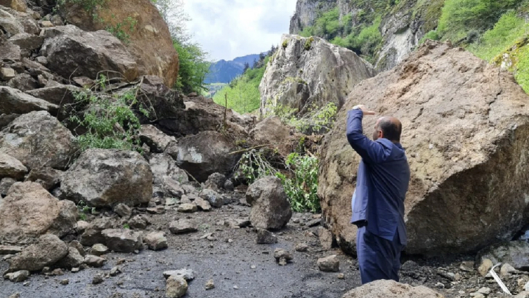 Trabzon'da heyelan sonucu Atayurt-Santa grup yolu ulaşıma kapandı